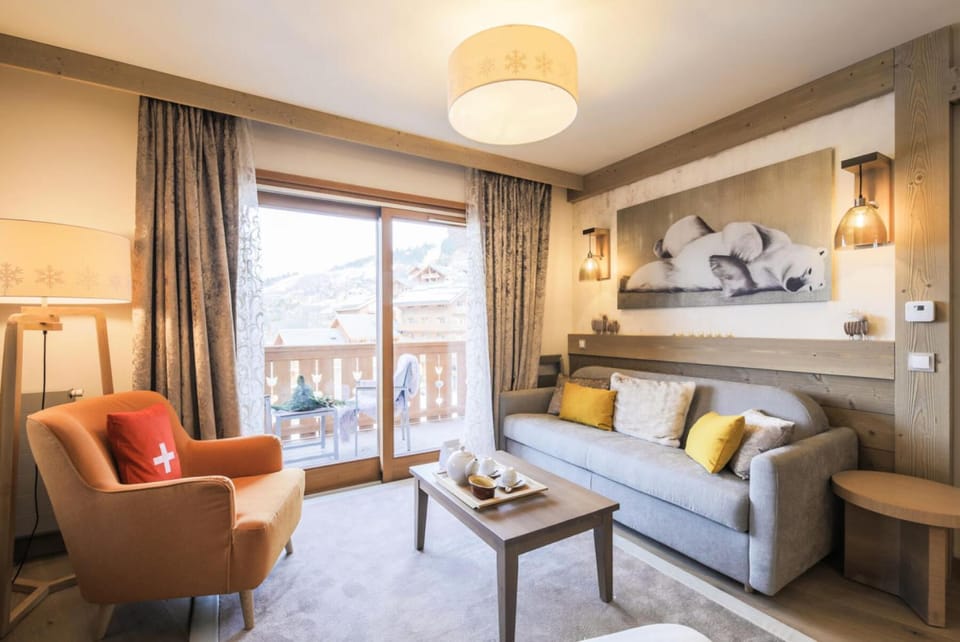 Bed, Living room, Bedroom, fireplace, kitchen