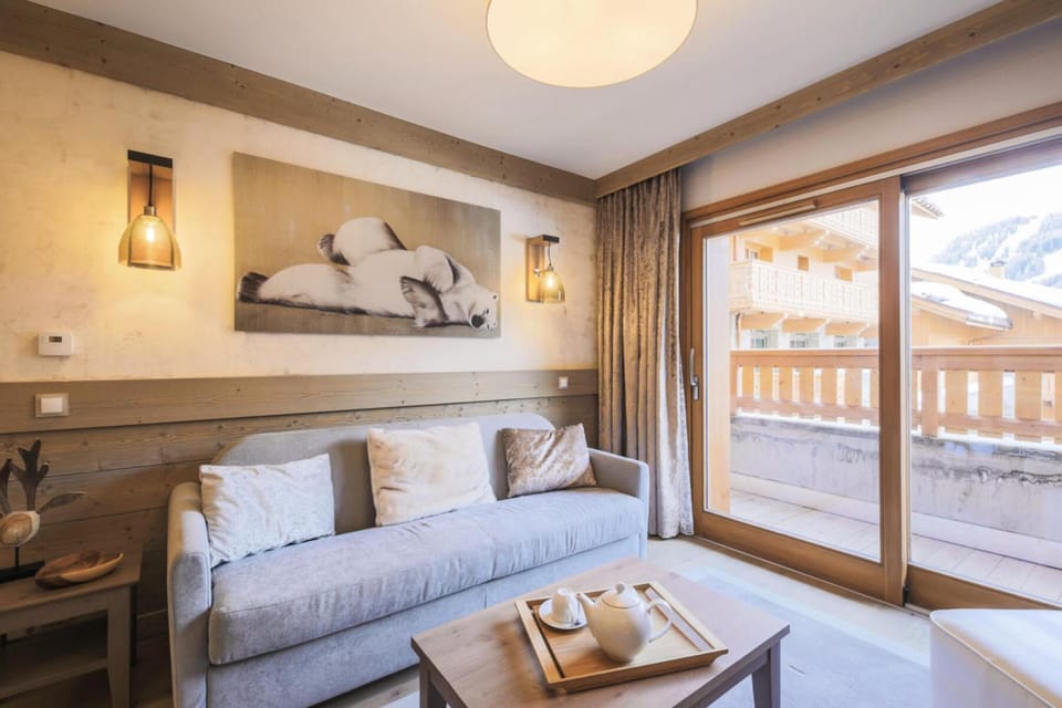 Bed, Living room, Bedroom, fireplace, kitchen