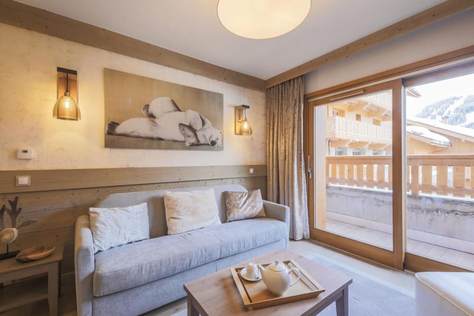 Bed, Living room, Bedroom, fireplace, kitchen