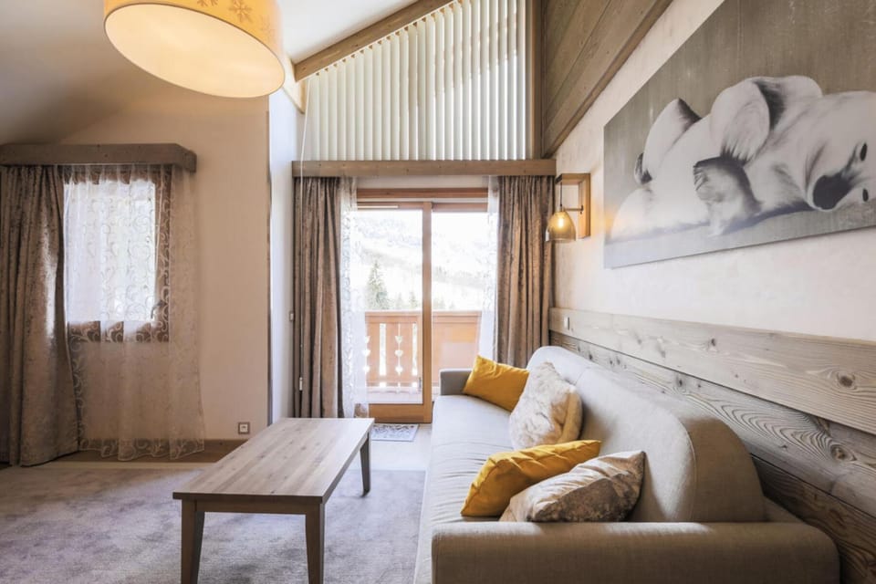 Bed, Living room, fireplace
