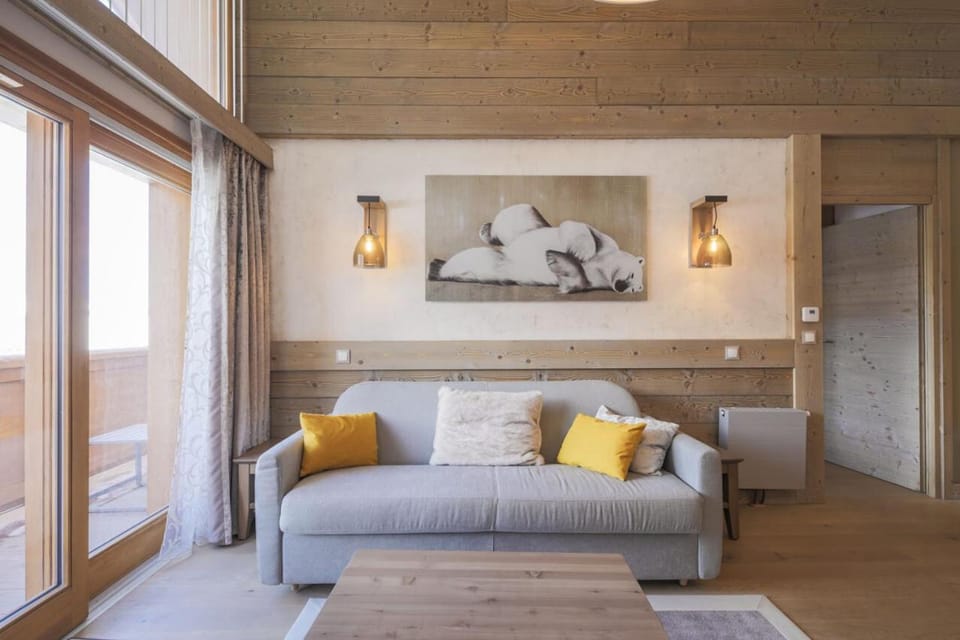 Bed, Living room, fireplace