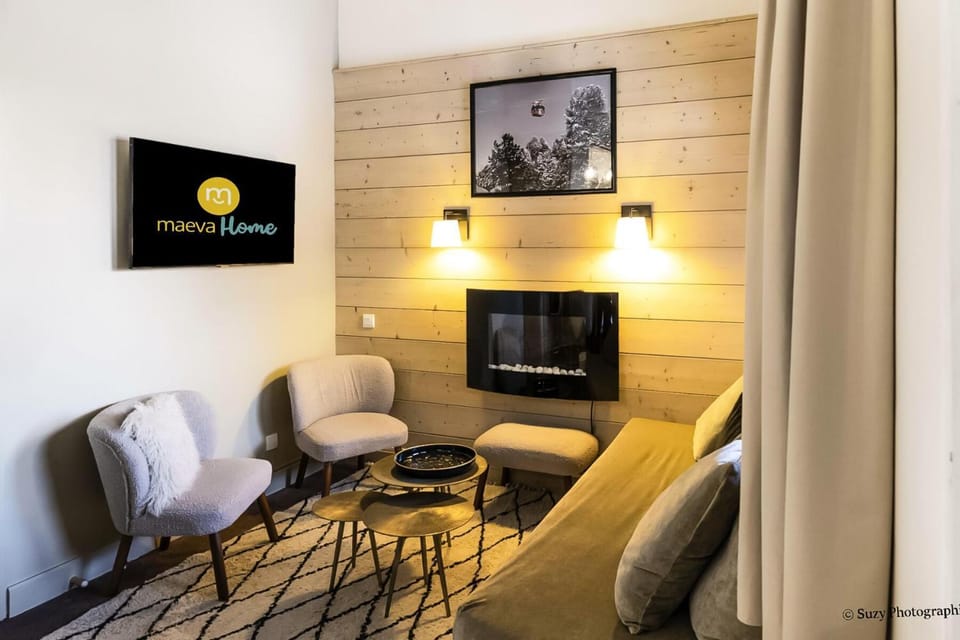 Bed, TV and multimedia, Bedroom, fireplace