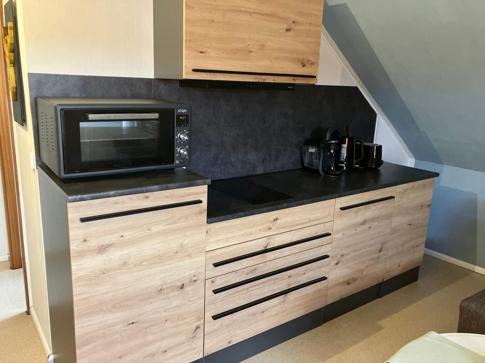 Coffee/tea facilities, Kitchen or kitchenette, stove, toaster