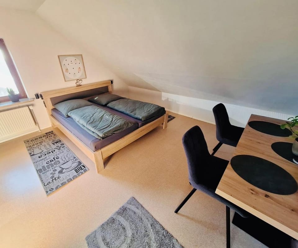 Bed, Seating area, Dining area