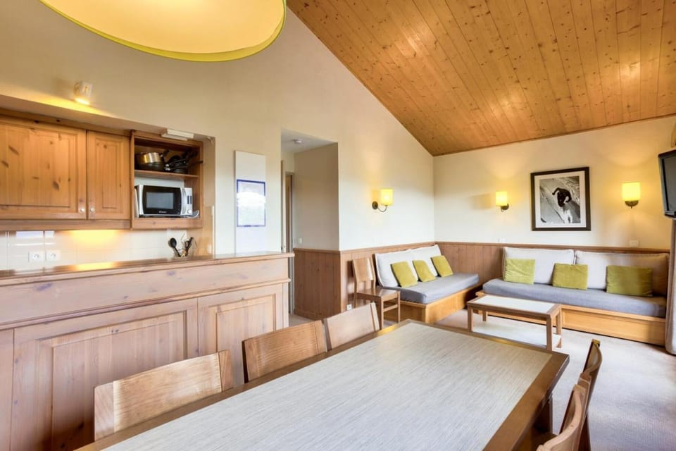 Bed, fireplace, kitchen