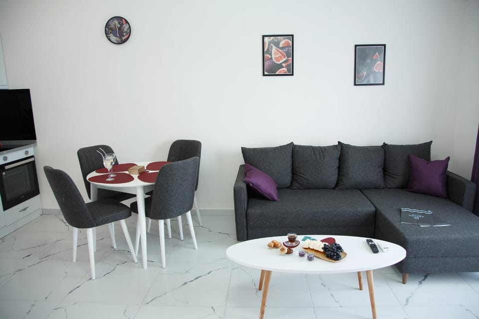 Kitchen or kitchenette, Living room, Seating area, Dining area