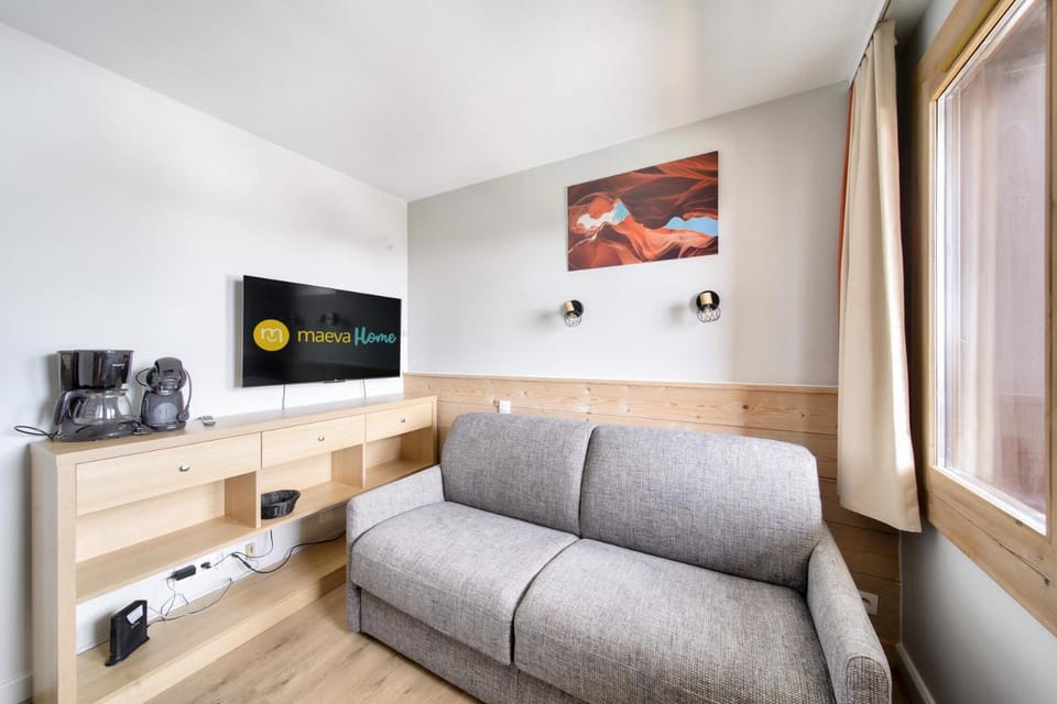 Bed, TV and multimedia, Living room, furniture