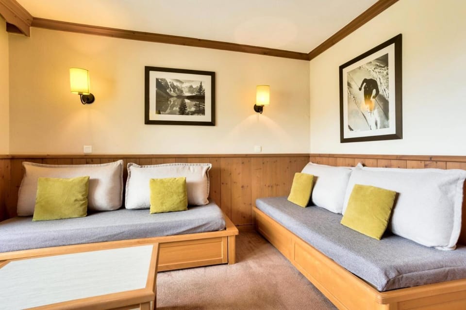 Bed, Living room, Bedroom, fireplace