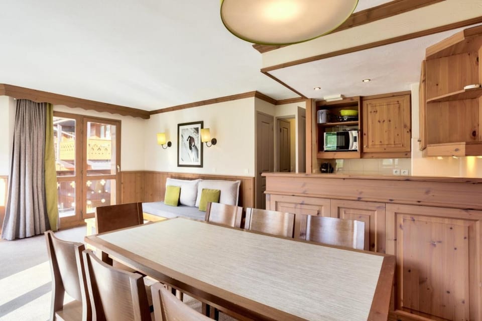 Bed, Living room, fireplace, kitchen