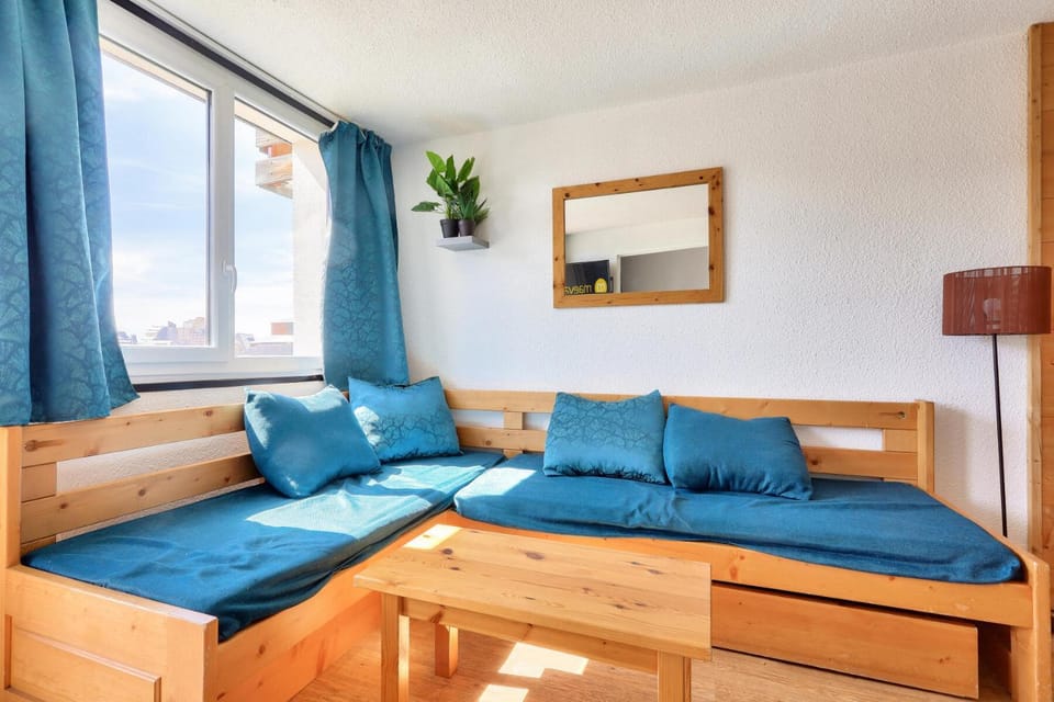 Bed, Living room, furniture