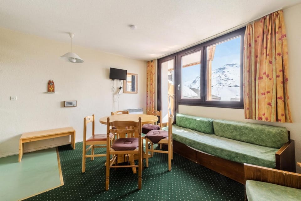 Bed, kitchen