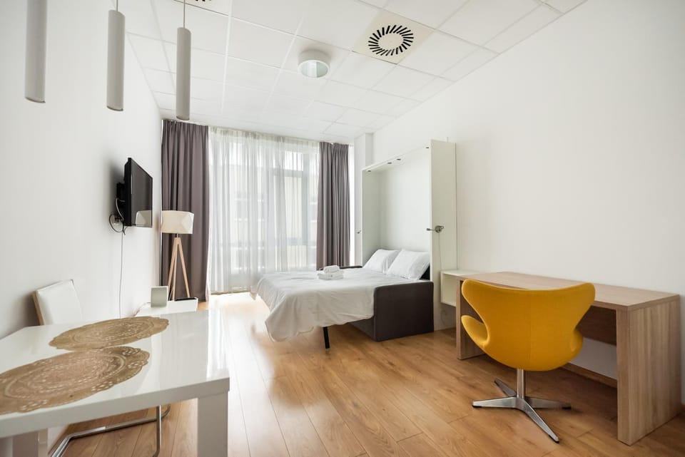 Bed, TV and multimedia, Living room, Photo of the whole room, Seating area, Bedroom, hair dresser