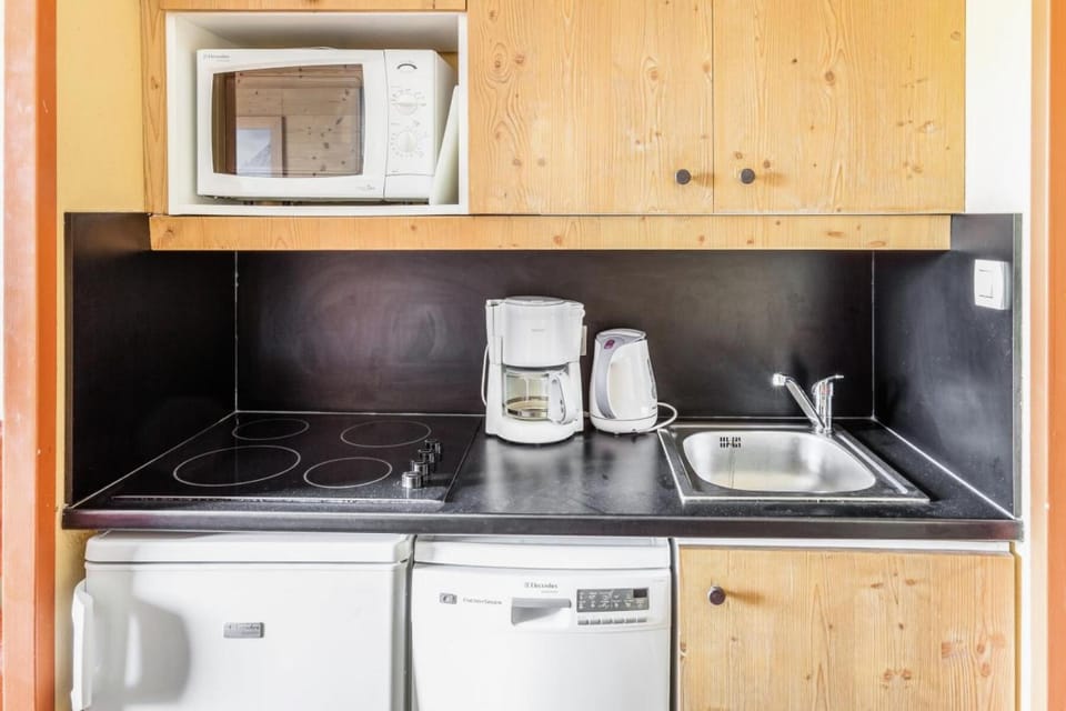 Coffee/tea facilities, oven, stove, kitchen