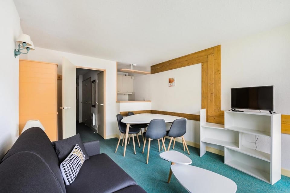 Bed, kitchen