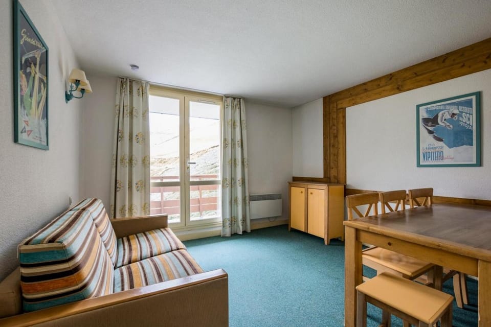 Bed, kitchen