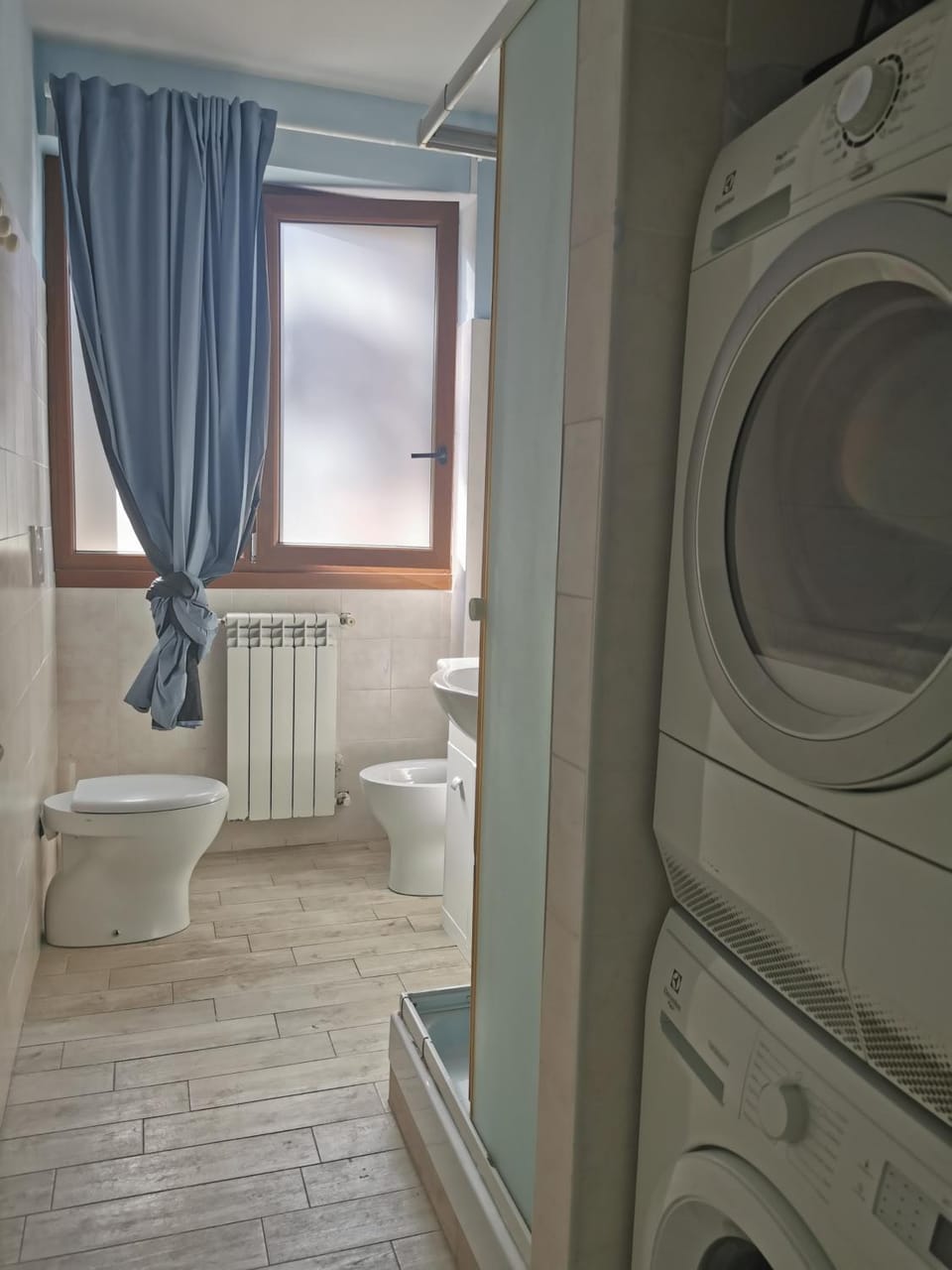 Toilet, Bathroom, towels, washing machine, dryer