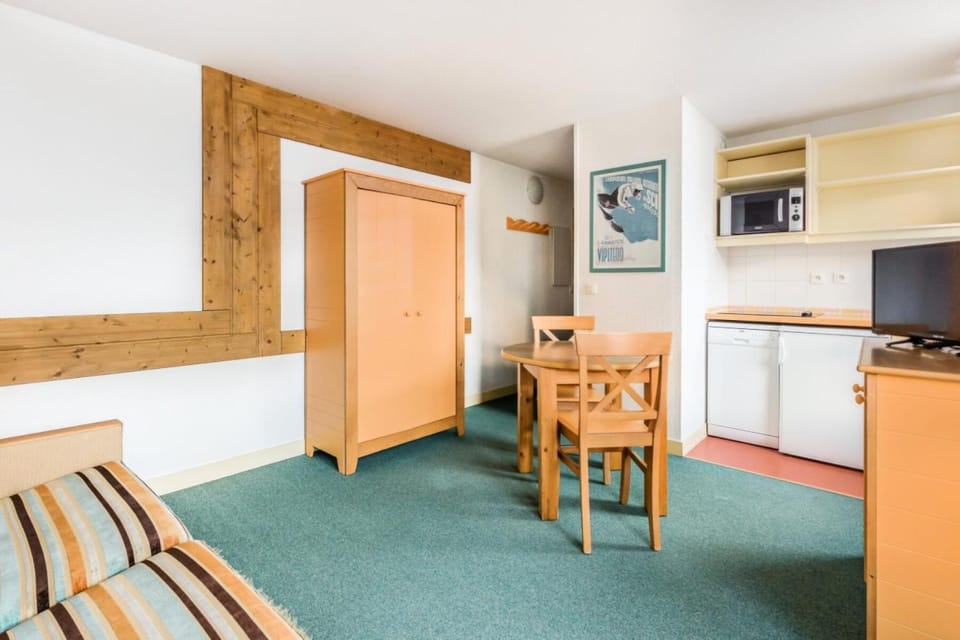 Bed, kitchen