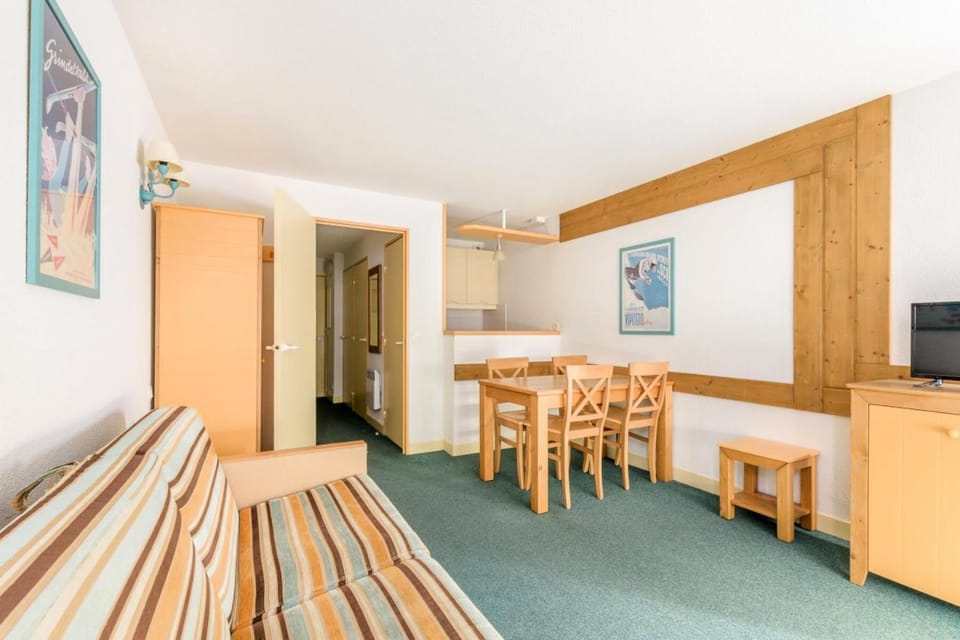 Bed, kitchen