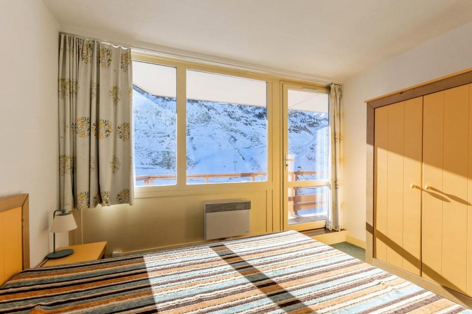 Bed, Bathroom