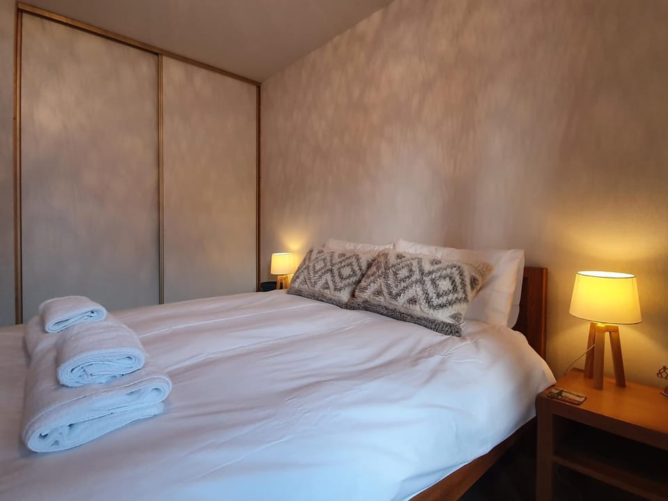 Bed, Bedroom, towels