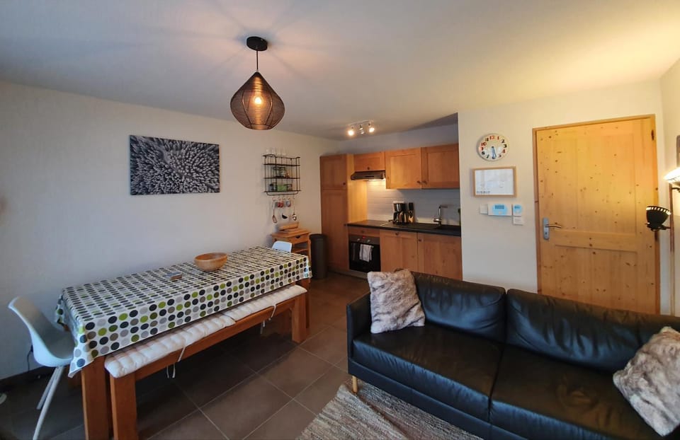 Kitchen or kitchenette, Living room, Seating area, Dining area, minibar, pet friendly, stove