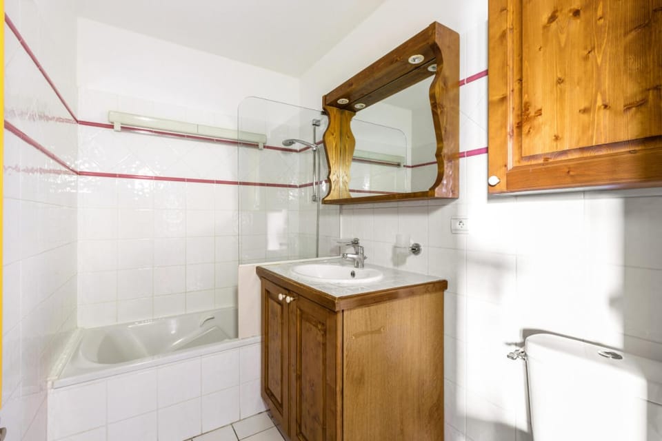 Shower, kitchen