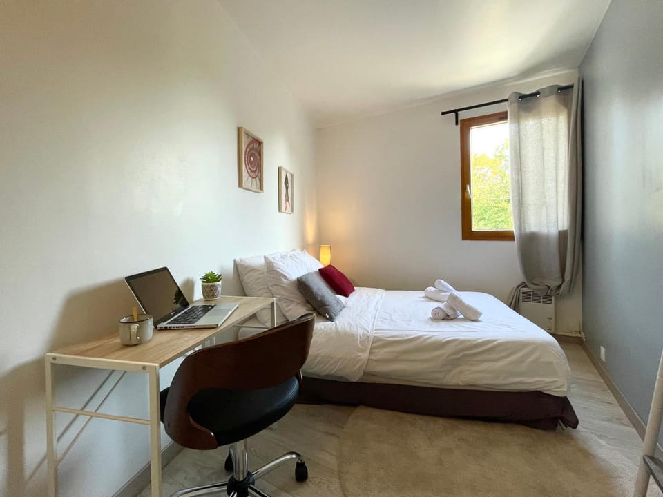 Seating area, Bedroom