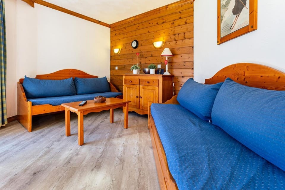 Bed, Living room