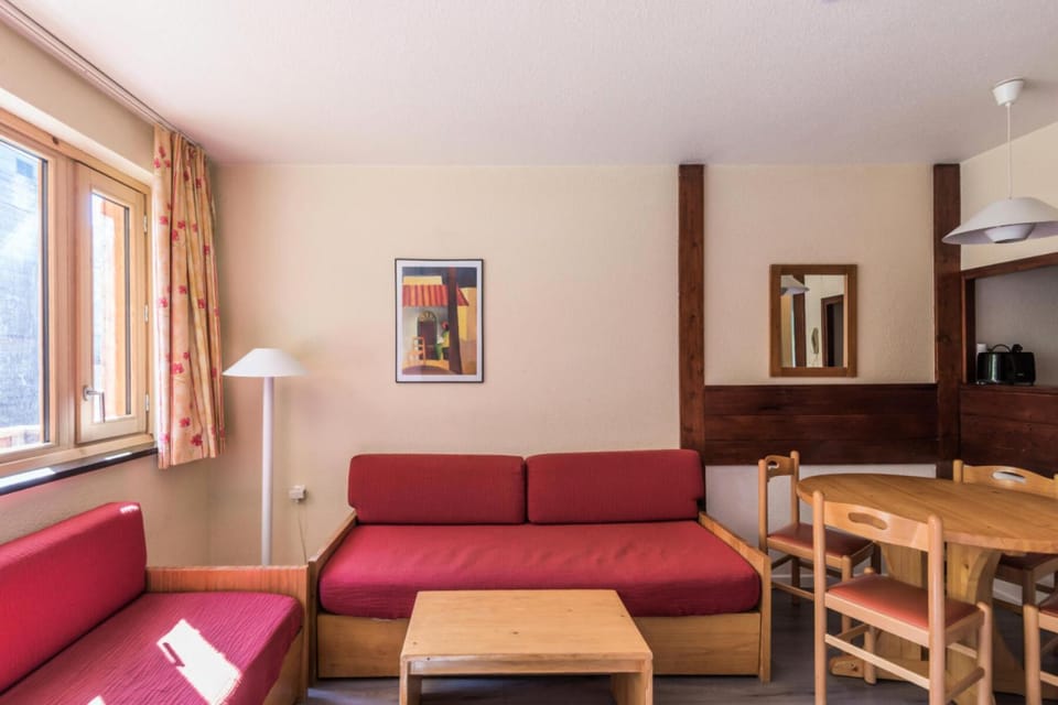 Bed, Living room, fireplace