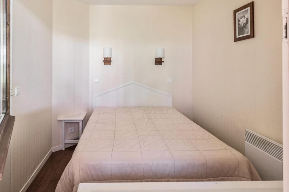 Shower, Bed, Bathroom, furniture