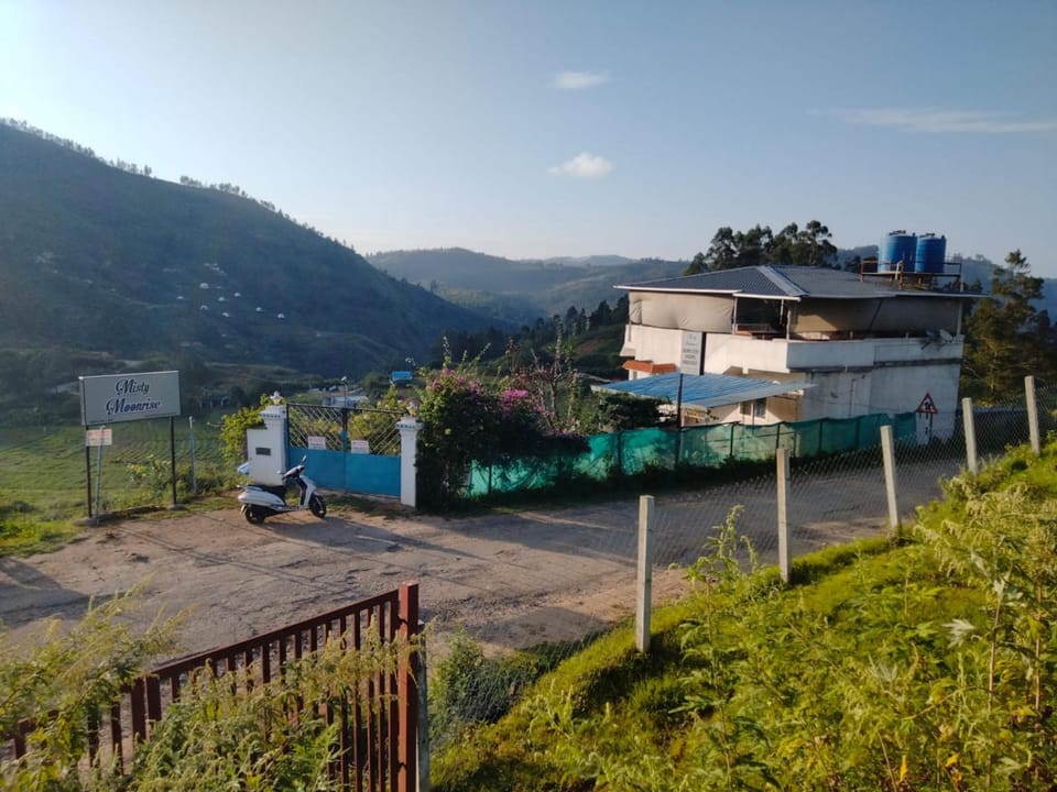 Property building, Neighbourhood, Natural landscape, Mountain view, Parking