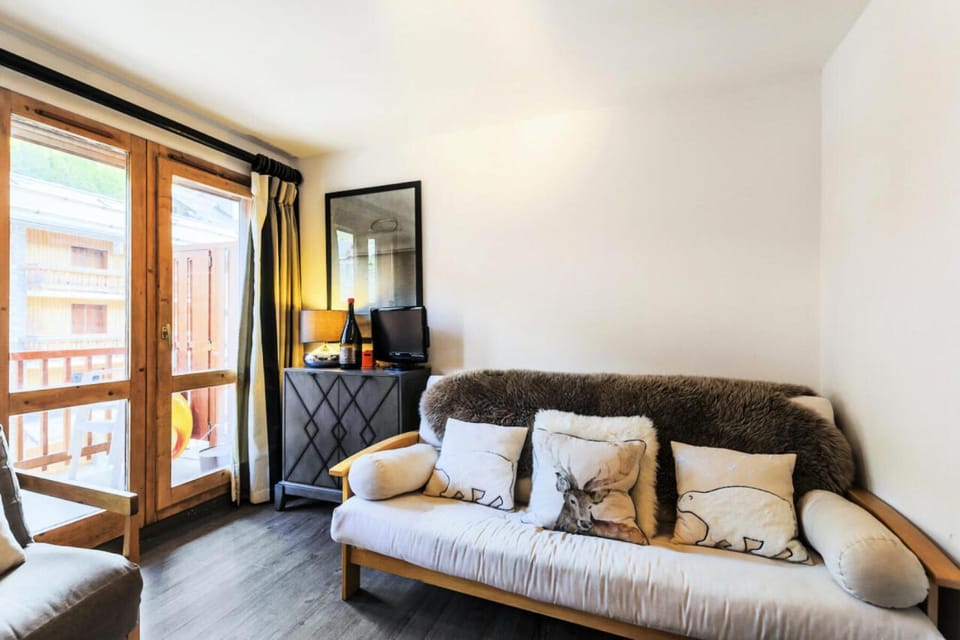 Bed, Living room