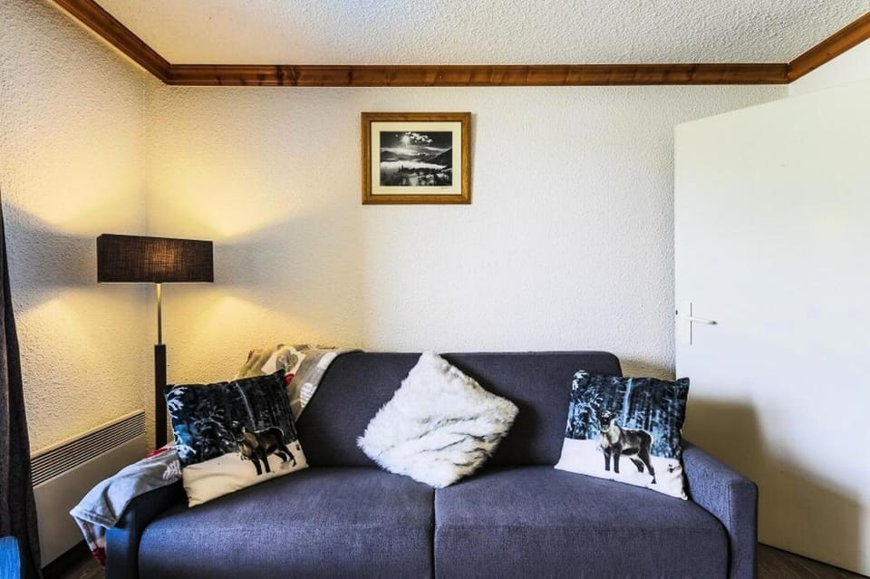 Bed, Living room, Bedroom