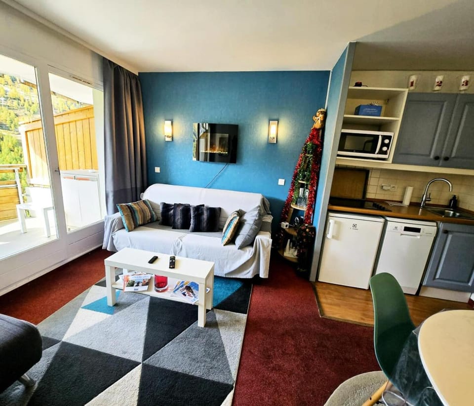 Bed, Living room, Bedroom