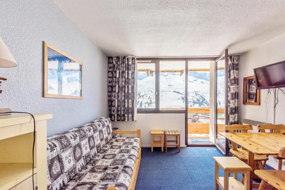 Bed, kitchen