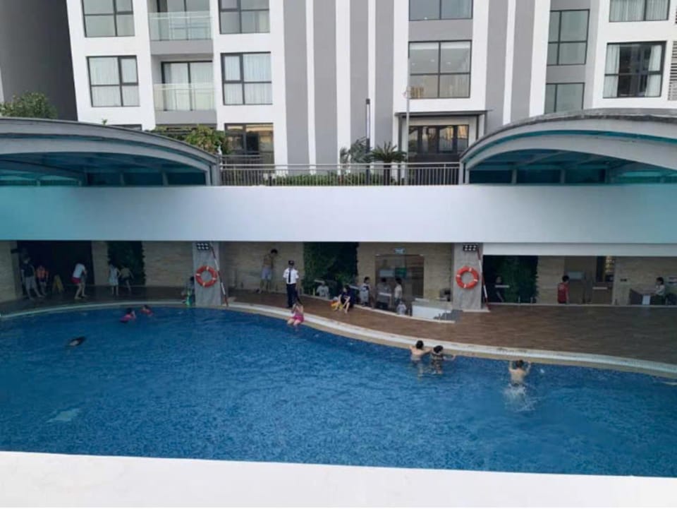 Property building, Day, People, Pool view, Swimming pool, group of guests