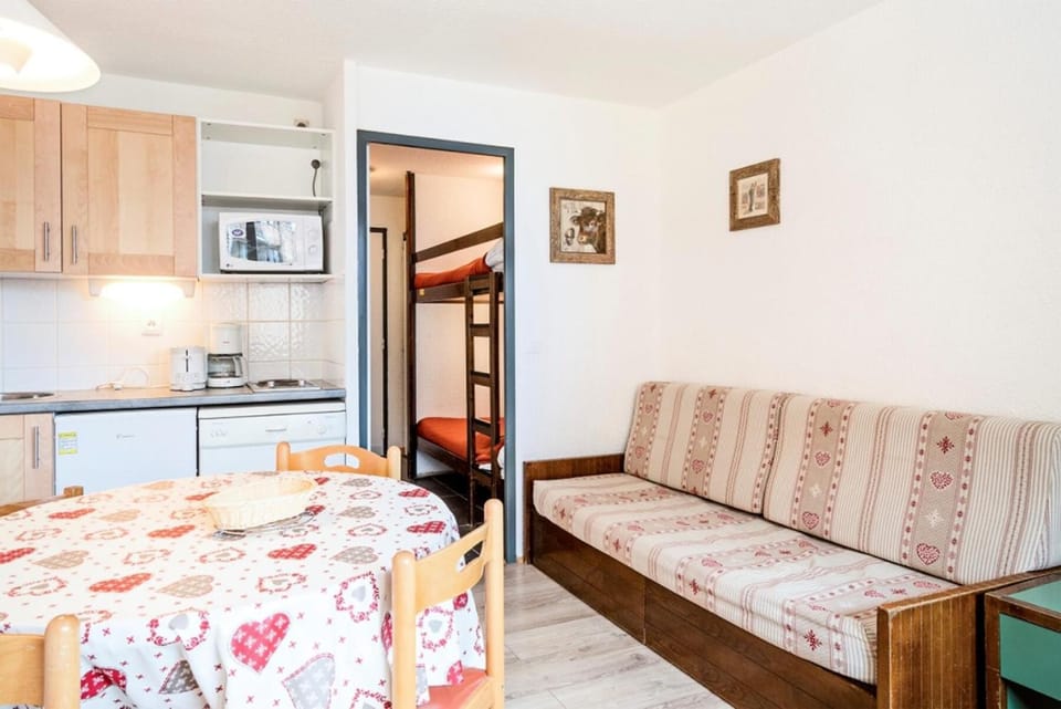 Bed, Living room, Bedroom
