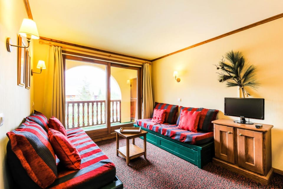 Bed, Living room, fireplace