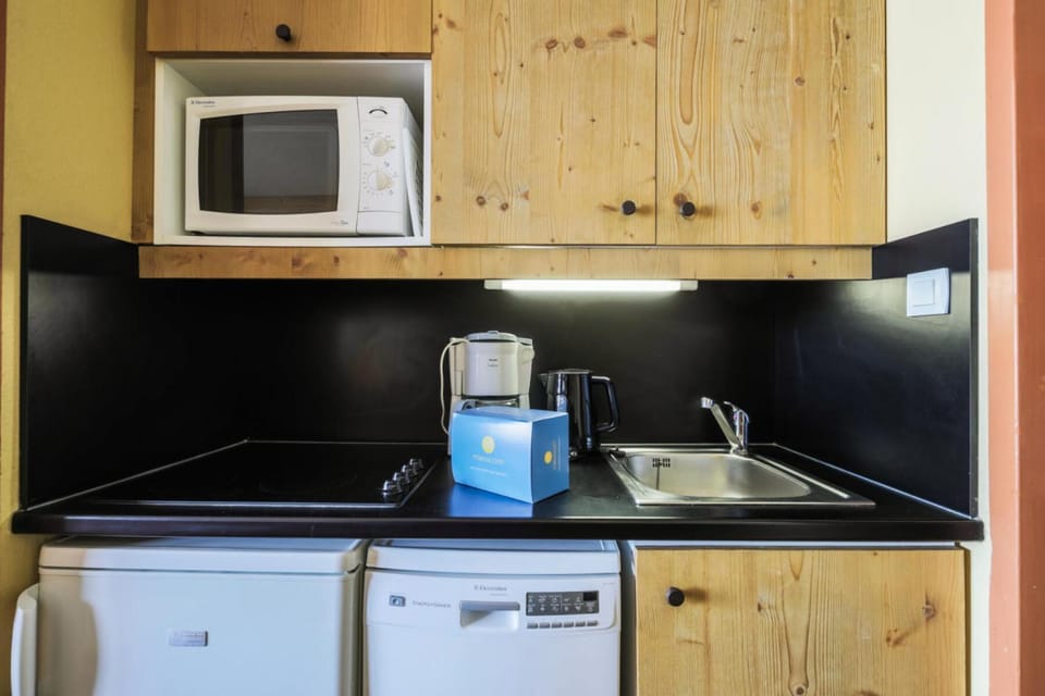 microwave, kitchen