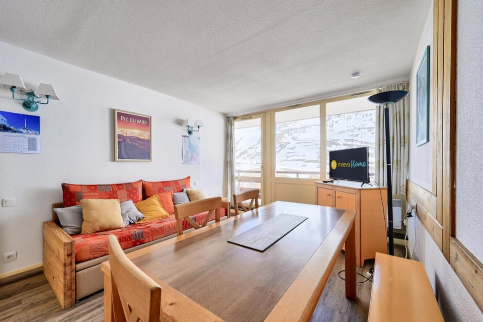 Bed, kitchen