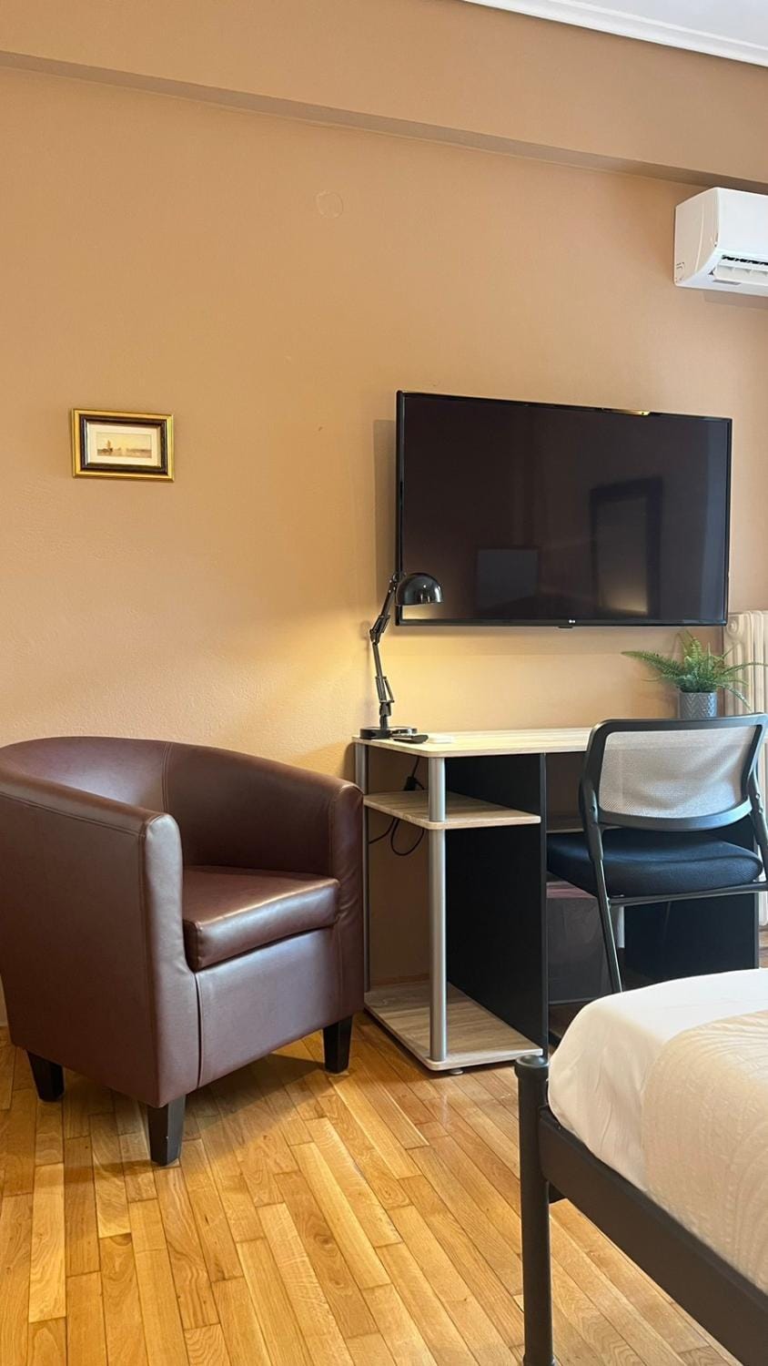TV and multimedia, Seating area, air conditioner