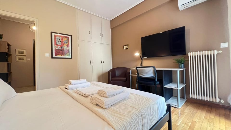 Bed, TV and multimedia, Photo of the whole room, Bedroom, air conditioner
