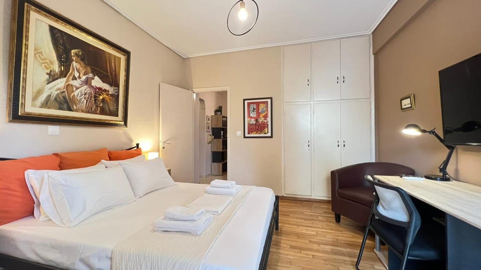 Bed, TV and multimedia, Photo of the whole room, Bedroom, hair dresser