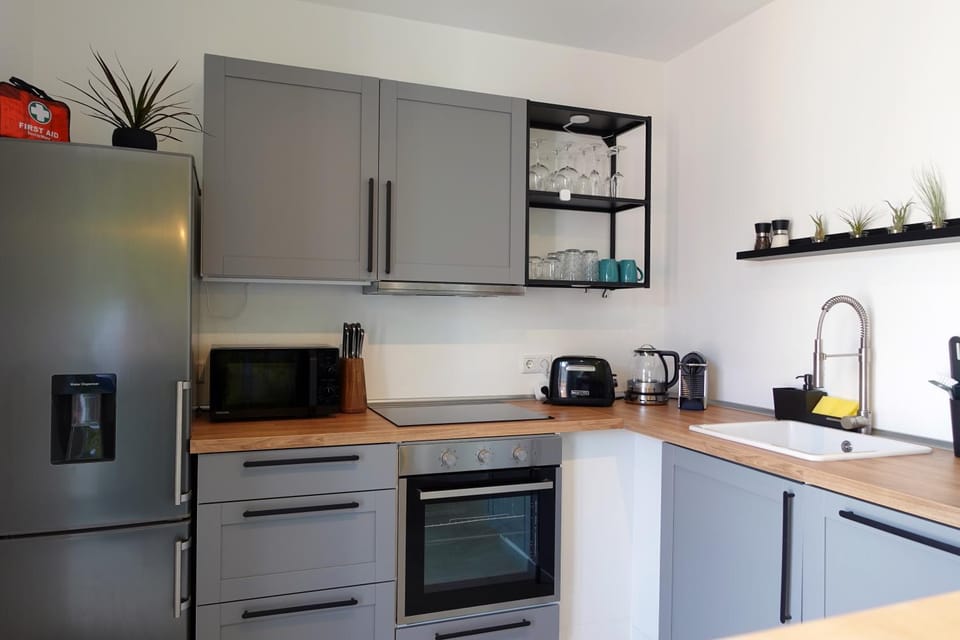 Coffee/tea facilities, Kitchen or kitchenette, dishwasher, oven, stove, toaster
