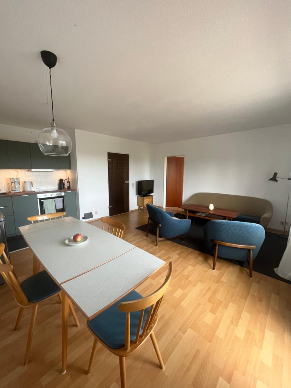 Kitchen or kitchenette, Living room, Seating area, Dining area