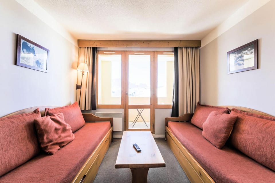 Bed, Living room, Bedroom, fireplace