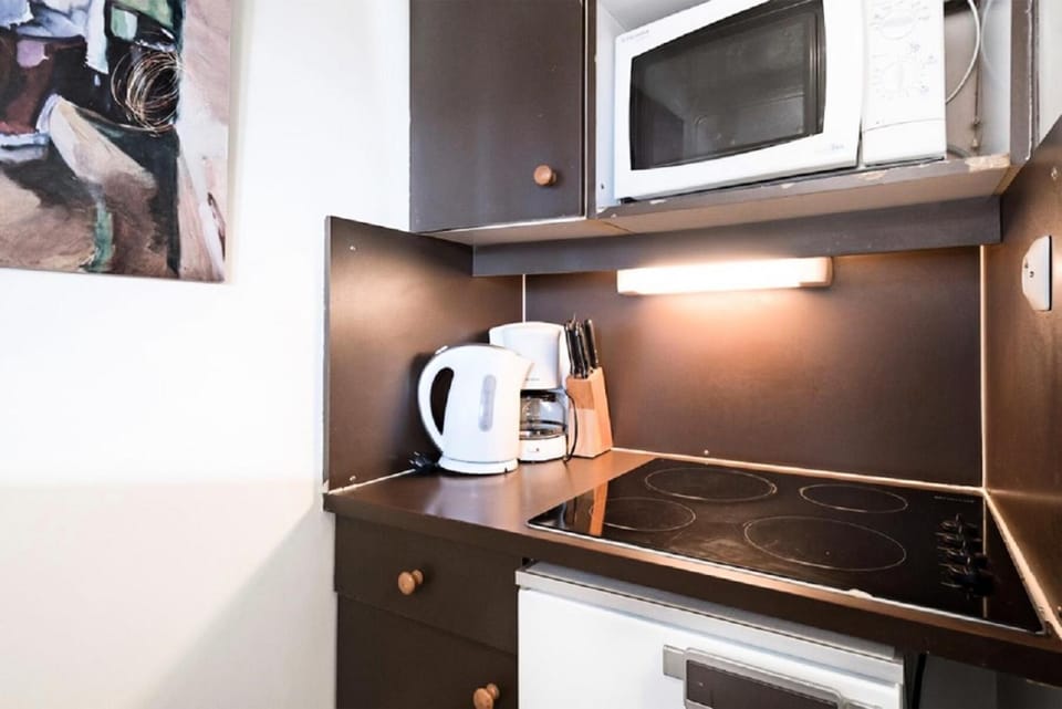 TV and multimedia, furniture, oven, kitchen