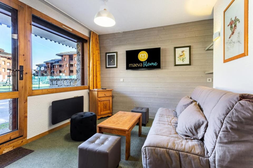Bed, fireplace, kitchen