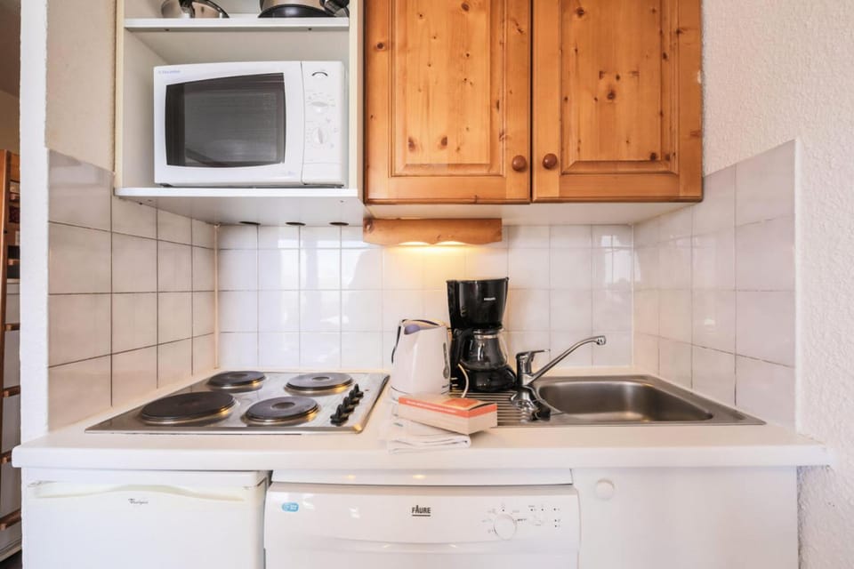 Bathroom, Coffee/tea facilities, microwave, oven, toaster, kitchen
