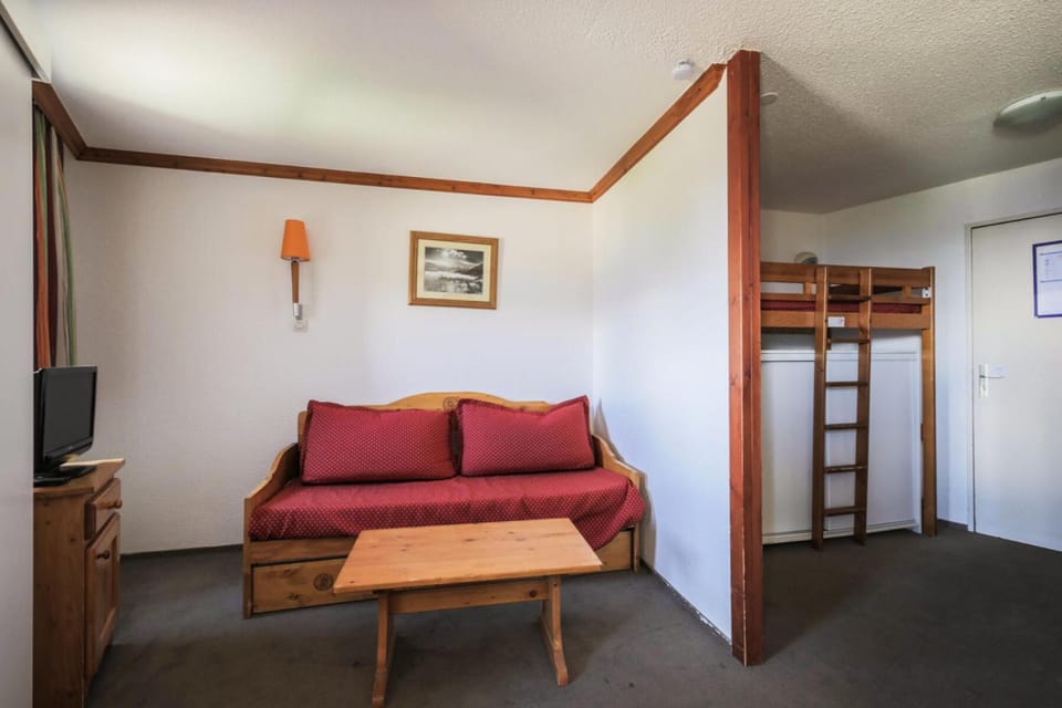 Bed, Living room